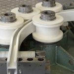 Profielwalsen is een koudbewerkingstechniek waarbij profielen onder gecontroleerde druk door walsrollen worden geleid om ze in een gewenste boog of vorm te brengen