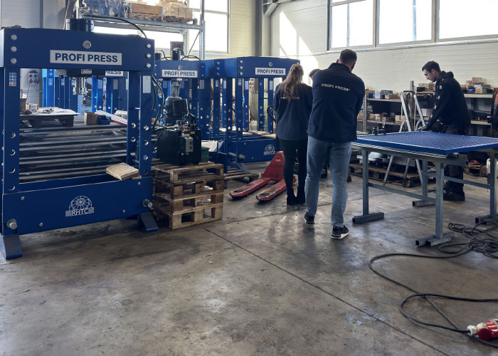 De fabriek in Polen is de belangrijkste locatie van RHTC voor de productie van de persen.