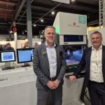 Jeroen Olde Benneker van Trumpf (links) en Ramon Slief van Laser Microsystems bij hun gezamenlijke bijdrage aan de Fabriek van de Toekomst op TechniShow.