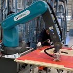 De Isybot Co-Bot vervangt de vakman niet, maar ondersteunt hem. Hij neemt vooral de grote en repetitieve werkzaamheden over, terwijl de operator verantwoordelijk blijft voor detailwerk en eindcontrole.