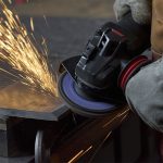 Gebruik van de 1169F lamellenschijf is minder belastend voor de gebruiker en zijn er minder trillingen in hand en arm in vergelijking met slijpschijven.