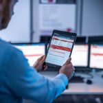 Een speerpunt ligt bij EWM op software- en connectiviteitsniveau. API-gebaseerde openheid, digitale diensten, voorspellend onderhoud en integratie in MES/ERP-systemen zijn tegenwoordig doorslaggevende onderscheidende factoren.