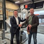 Joris Meesters van Bystronic Benelux feliciteert Eric Houssart van ROGAS Techniek met de aanschaf van de Midsize Bending Cell, die kleine en middelgrote onderdelen volautomatisch buigt.