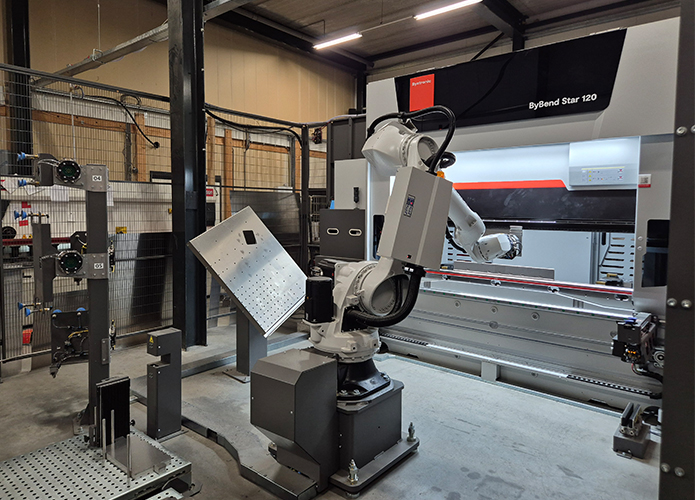 De buigcel combineert de snelle ByBend Star 120 kantbank met moderne robottechnologie en beschikt over diverse state-of-the-art functies.