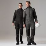 Bodyforce is verkrijgbaar in een dames- en herenuitvoering. Klassieke details geven deze col-lectie een casual uitstraling, terwijl reflecterende elementen zorgen voor opvallende accenten.