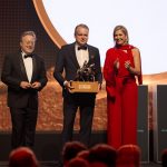 Directeur-eigenaar Koos Spierings ontving de Koning Willem I Prijs in de categorie Grootbedrijf van Koningin Máxima en DNB-president Olaf Sleijpen