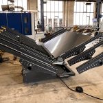Met de uitbreidingsarmen kan de EasyFlipper titaniumplaten van 6x2 meter tot een gewicht van 750 kg snel en gecontroleerd keren, ongeacht het formaat.