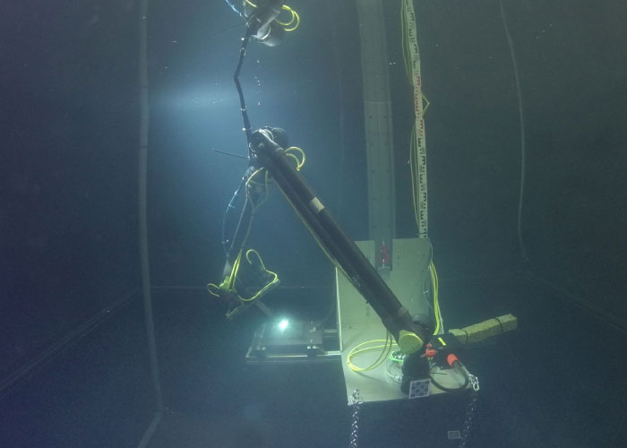 De robot tijdens het autonoom lassen van een hoeklas in het testbassin.