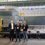 V.l.n.r. Dirk Jacobs van Penta Laser Benelux en Toon en Robin van de Brande bij de WPC 6025 buislaser op Tube. De machine wordt nu operationeel gemaakt bij Van de Brande Metaal in Bladel.