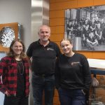Claudia op bezoek bij Smolenaers Sheet Metal Solutions. In het midden Sales Manager Jos Keulen, rechts Nadine Linders, die een splinternieuwe laserlascabine heeft ontwikkeld.