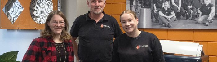 Claudia op bezoek bij Smolenaers Sheet Metal Solutions. In het midden Sales Manager Jos Keulen, rechts Nadine Linders, die een splinternieuwe laserlascabine heeft ontwikkeld.
