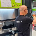 Kandidaten worden niet alleen getest, maar kunnen met de CNC kantbank ook praktisch worden getraind op kantwerk.