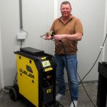 Marcel Schut van CSBX bij de handlaserlascel. CSBX en ESAB werken samen om handlaserlassen op een veilige en verantwoorde manier naar de markt te brengen.
