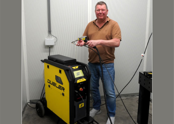 Marcel Schut van CSBX bij de handlaserlascel. CSBX en ESAB werken samen om handlaserlassen op een veilige en verantwoorde manier naar de markt te brengen.