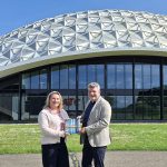 Marlène Volf, Chief Corporate & Legal Affairs Officer bij Louwman, ontvangt eerste exemplaar van Façades 2026 uit handen van Henk Zoontjens, directeur VMRG.