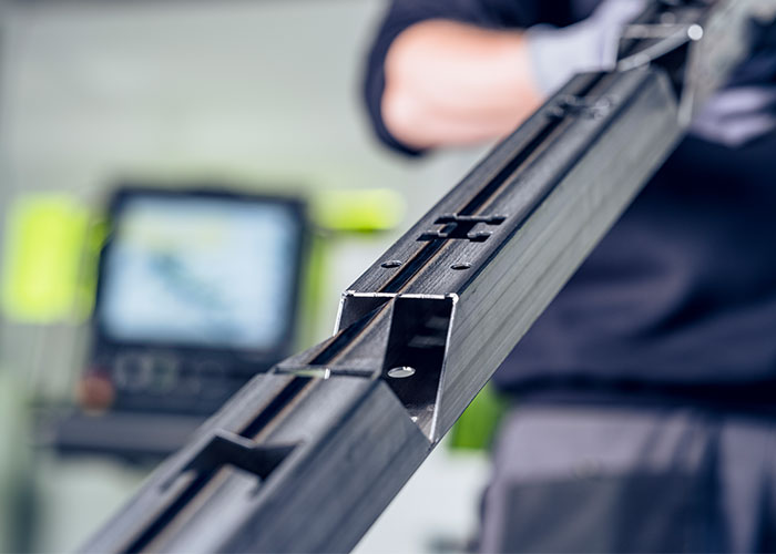 Een (koker)profiel kan zodanig worden gesneden dat bewerkingen kunnen worden overgeslagen en producten dus veel efficiënter kunnen worden geproduceerd.
