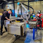 De lasoplossing die WeCobot bij Baas Metaal heeft gerealiseerd, bestaat uit twee cobots van Universal Robots. Een UR12 (bereik 1300 mm) en een UR8 Long (bereik 1750 mm). Beide cobots zijn gecombineerd met een Fronius CMT (Cold Metal Transfer) lasbron.