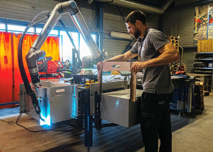 Met de komst van de cobots is de doorlooptijd sterk verkort. Ze zijn veel makkelijker te programmeren dan de oude lasrobot van Baas Metaal én veel toegankelijker doordat cobots collaboratief werken, waardoor ze direct naast mensen zonder hekwerken of lichtschermen ingezet kunnen worden. 
