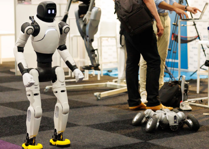 De demonstraties met humanoïds lieten bezoekers kennismaken met de mogelijkheden van zogenoemde embodied AI, waarbij kunstmatige intelligentie wordt gecombineerd met een fysiek handelende robot.