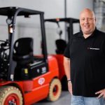 Met lithiumbatterijen blijven trucks continu inzetbaar, wat voor bedrijven met intensief gebruik een groot voordeel is. “Dat is de reden waarom alle trucks van EP Equipment standaard zijn uitgerust met lithiumbatterijen”, zegt directeur Daaf Vunderink.