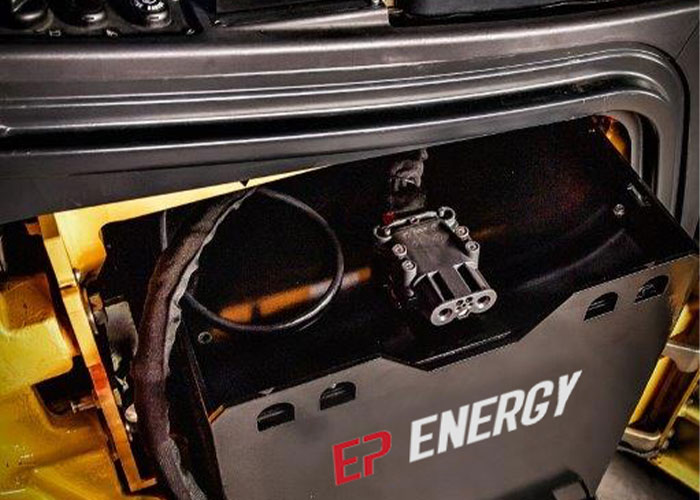 EP Equipment werkt met lithiumijzerfosfaat batterijen, één van de veiligste varianten binnen lithiumtechnologie. Doordat ze zijn uitgerust met een telemetriesysteem, kunnen prestaties en status op afstand worden gevolgd.