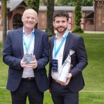 Henri Kooiker met in zijn handen de award en Ronald ter Huurne van Halloy.