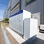 SmartGrid leverde Wimorost Construction een energieopslagsysteem met een opslagcapaciteit van 1 MWh en een vermogen van 500 kW. Dankzij deze oplossing kon Wimorost Construction haar energieverbruik verhogen, zonder haar gecontracteerd vermogen te beïnvloeden. De industriële processen lopen nu stabiel door, ook tijdens piekuren.