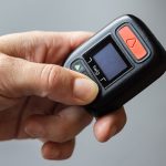 Een mobiele noodknop met valdetectie en man down alarmering, gekoppeld aan een betrouwbare BHV oplossing, zorgt ervoor dat een alleenwerker er nooit echt alleen voor staat.