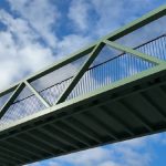 De groen geverfde brug is 39 meter lang en weegt iets meer dan 30 ton. Ongeveer 95 procent van het staal dat is gebruikt, bestaat uit SSAB Zero.