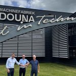 Arno Monincx (links) neemt Douna Machinefabriek over van Ale Procée (rechts). Hendrik Wijnja (midden), al 24 jaar werkzaam bij Machinefabriek Douna, maakt de stap van technisch directeur naar algemeen directeur.