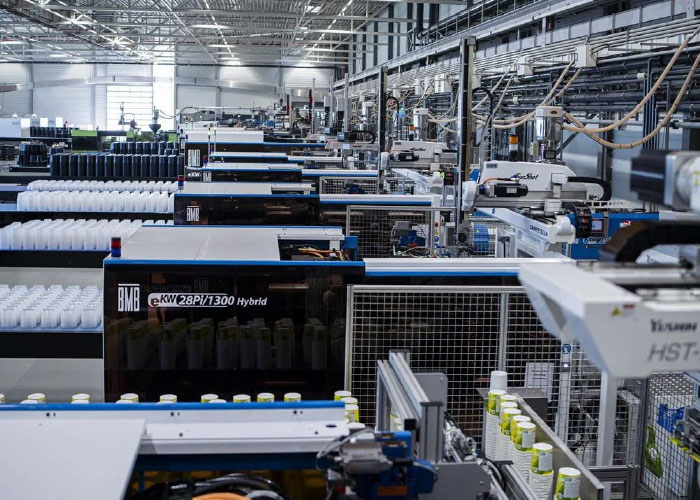 De spuitgietmachines van Naber Plastics zijn vaak hydraulisch, maar de modernere machines zijn elektrisch aangedreven. Daarmee bespaart het bedrijf 30% of meer aan stroom. Zo kan het meer produceren met dezelfde hoeveelheid stroom. (Foto: Enexis)