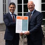 FME-voorzitter Theo Henrar overhandigt de Actie-Agenda Regeldruk aan minister-president Rob Jetten.