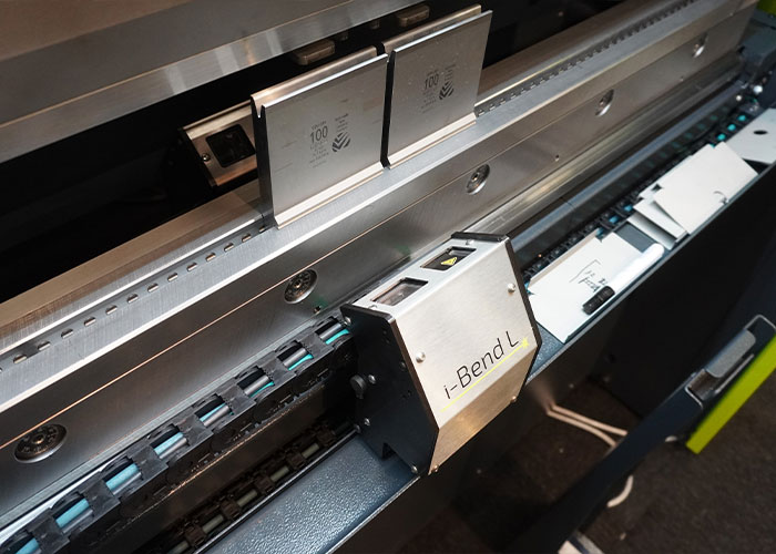 Met I-Bend L wordt de producthoek tijdens de zetting continu gemeten, zodat afwijkingen in materiaalgedrag direct kunnen worden gecorrigeerd.