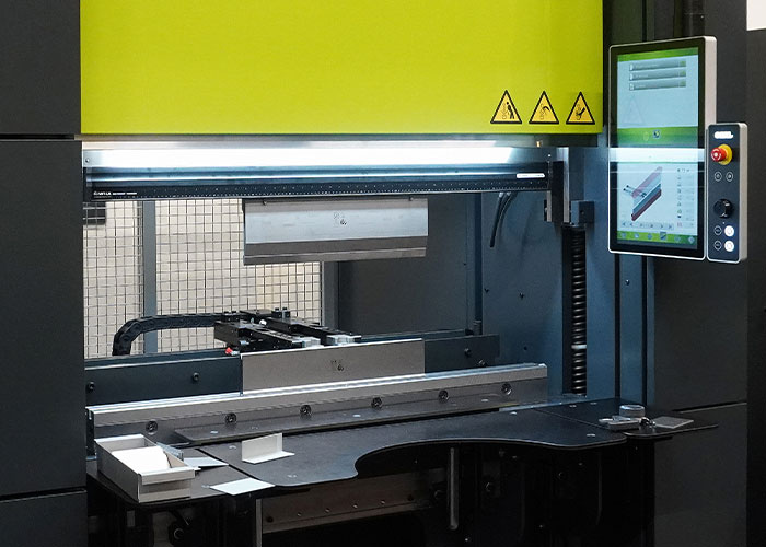 Sheetsense leest meerdere machine parameters uit en verwerkt deze data middels een eigen ontwikkeld algoritme tijdens het buigprocess. Hierdoor bepaald de machine realtime de plaatdikte en corrigeerd de indringdiepte.