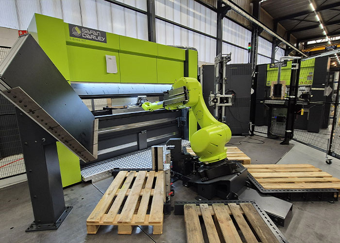 Door de robot onder een hoek voor de kantbank te plaatsen, ontstaat meer bereik en kan een bredere kantbank efficiënt worden bediend.