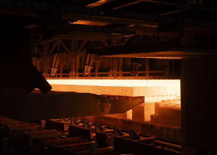 Vers uit de hoogoven: De gemoderniseerde fabriek is uitgerust met twee nieuwe hoogovens, die een hogere walsnauwkeurigheid en een verbeterde oppervlaktekwaliteit mogelijk maken.