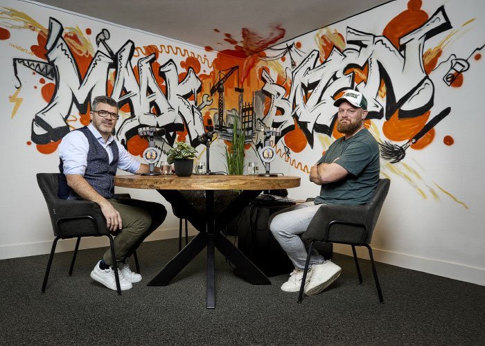 Bart Stallen & Dirk Mescher gaan met ondernemers, experts en vakmensen in gesprek over oplossingen uit de praktijk. De Maakbazen nemen drie live podcasts op over de thema’s personeel, automatisering en netcongestie.