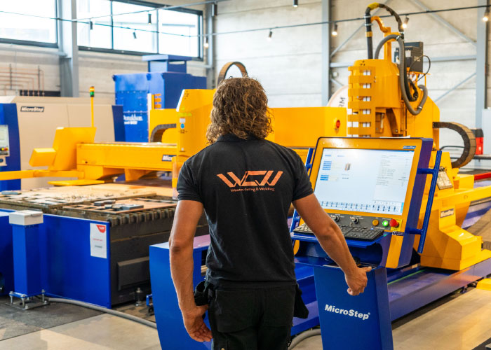 De MicroStep MG plasma- en autogeen machine die werd gedemonstreerd met boren en tappen binnen één geïntegreerd productieproces, is verkocht. Daarmee komt er ruimte voor een nieuwe demomachine, die uitgerust zal zijn met een systeem voor het automatisch wisselen van snijkoppen.
