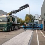 Van de Scheur zet de bakwagen met elektrische Palfinger-autolaadkraan in de praktijk vooral in voor het verhuizen en opbouwen van productielijnen.