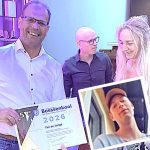 Eelco Osse van Machinefabriek Boessenkool en de moeder van Tim de Jonge. Inzet: Tim de Jonge, winnaar van de Boessenkoolprijs 2026. 