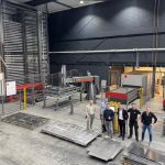 Het geautomatiseerde lasersnijsysteem bestaat uit geschakelde magazijntorens (in totaal 160 palletplaatsen), shuttlewagens voor de aan- en afvoer van plaatmateriaal, twee fiberlasers en twee ByLoader Flex-systemen voor het automatisch beladen en ontladen. De configuratie is door Bystronic en ZRAF samen ontwikkeld.