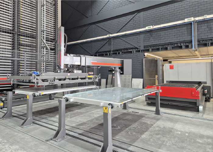 Beide lasers beschikken over een eigen ByLoader Flex en een aparte tafel. Gesneden materiaal gaat terug het magazijn in en is op elk gewenst moment oproepbaar; kritische producten worden direct vanaf de altijd toegankelijke wisseltafel uitgenomen.