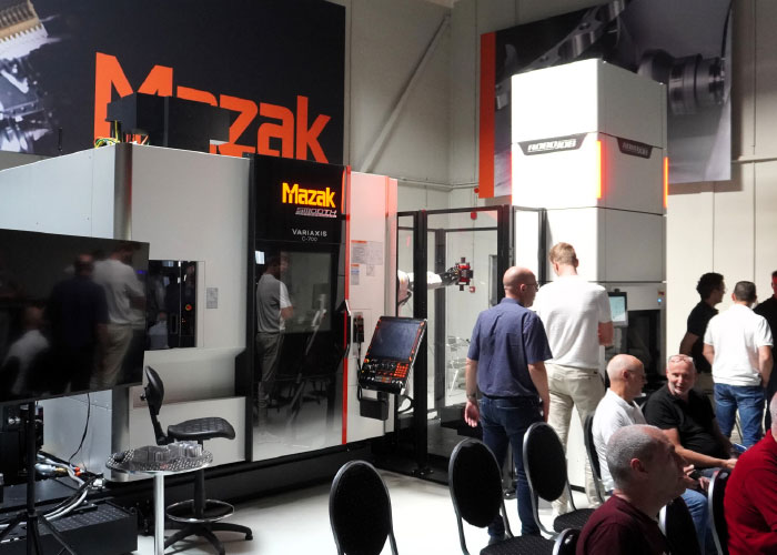 De Mazak Variaxis C-700 met RoboJob Tower EVO demonstreerde hoe meerdere orders flexibel en onbemand kunnen worden geproduceerd.