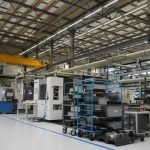 AAE heeft alle 30 bewerkingsmachines aangesloten op een centraal afzuigsysteem dat schadelijke nevel rechtstreeks uit de bewerkingsruimte van de machines afvoert.