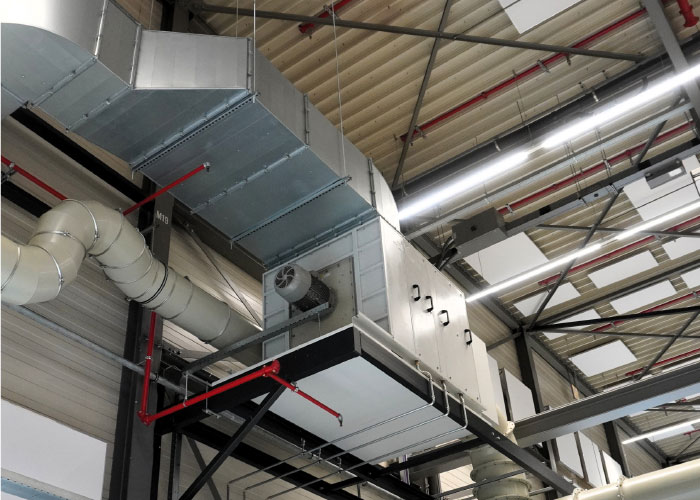 De twee centrale nevelafzuigunits leveren iedere aangesloten machine het benodigde afzuigdebiet. Hierdoor wordt nevel effectief afgevangen en is ook het onderhoud eenvoudiger te organiseren.