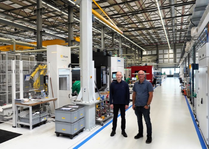 Ricardo van Staalduinen van MP Solutions (l) en Bart Smits van AAE in de productiehal van AAE, waar centraal koelsmeermiddelbeheer en nevelafzuiging bijdragen aan een schone en betrouwbare 24/7-productie.