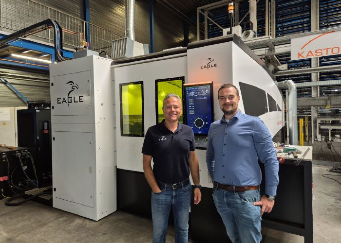 Jacek Chorazy van MML, de exclusieve Benelux-importeur van Eagle. en bedrijfsleider Eric Baken van De Cromvoirtse bij de nieuwe lasersnijmachine. 