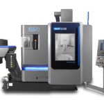 DN Solutions presenteert onder meer het 5-assige bewerkingscentrum DVF 5000 (tweede generatie). Deze machine zal worden uitgerust met het AWC-automatiseringssysteem.