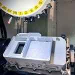 Het nieuwe Robodrill D28LiB5ADV PlusY-500 bewerkingscentrum biedt plaats aan 28 in plaats van de gebruikelijke 21 gereedschappen. Dankzij de grotere verplaatsingsweg en een vijfassige tafel is de machine ook geschikt voor grotere en complexere werkstukken.