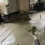 Bij het storten van schuimbeton bepalen route en werkvolgorde de voortgang. Het materiaal kan via slangen naar lastig bereikbare ruimtes worden gepompt
